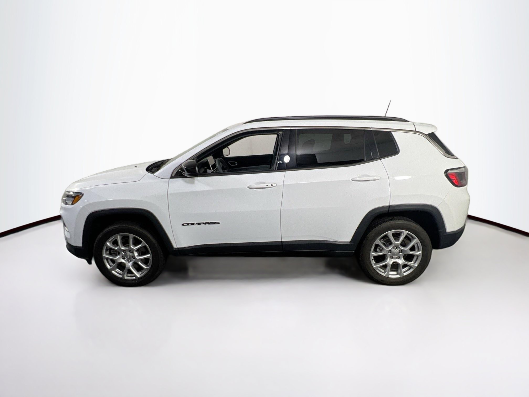 Used 2023 Jeep Compass Latitude w/ Sun and Sound Group AWD/4WD image 8