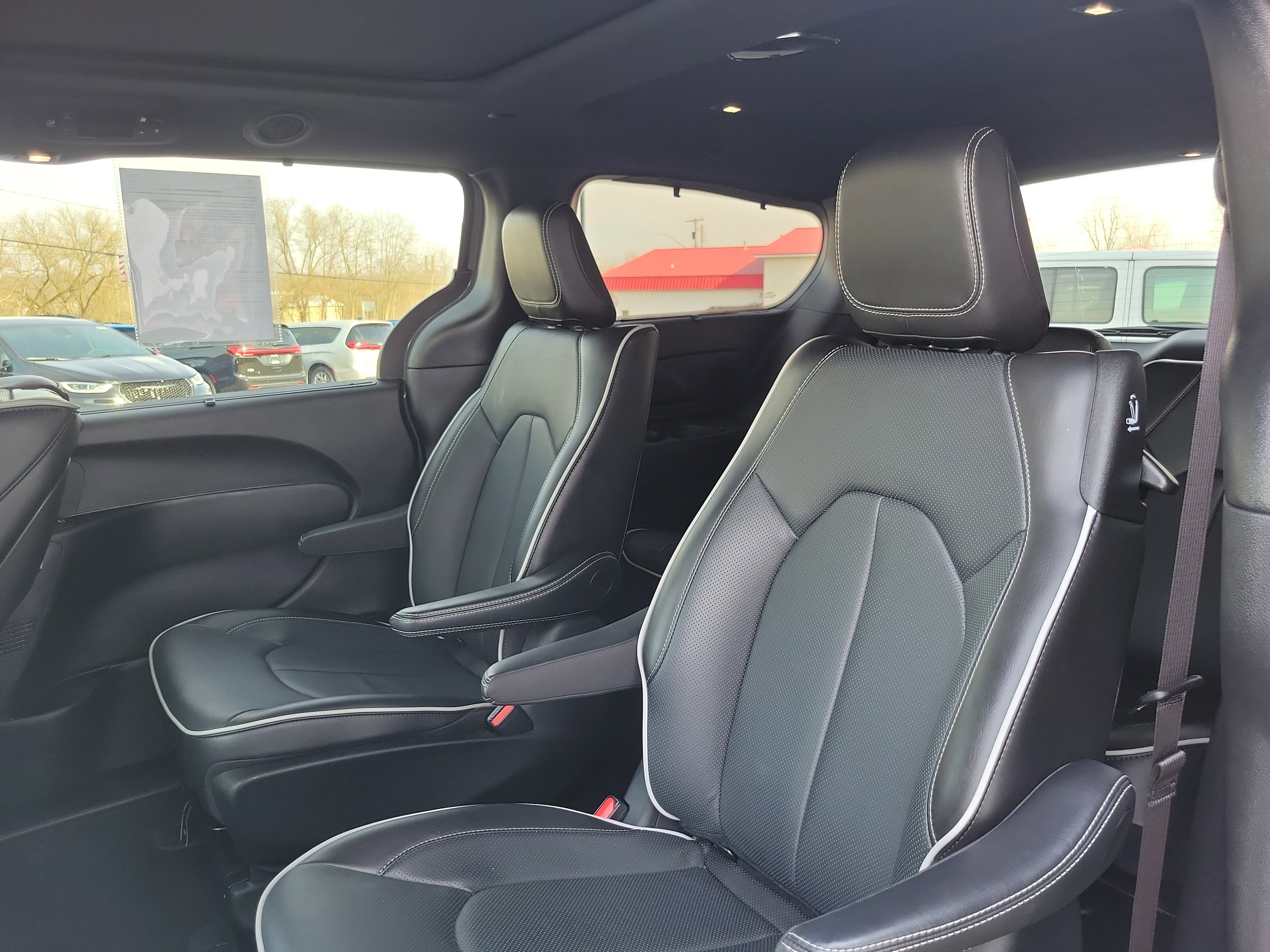 Used 2025 Chrysler Pacifica Premium image 17