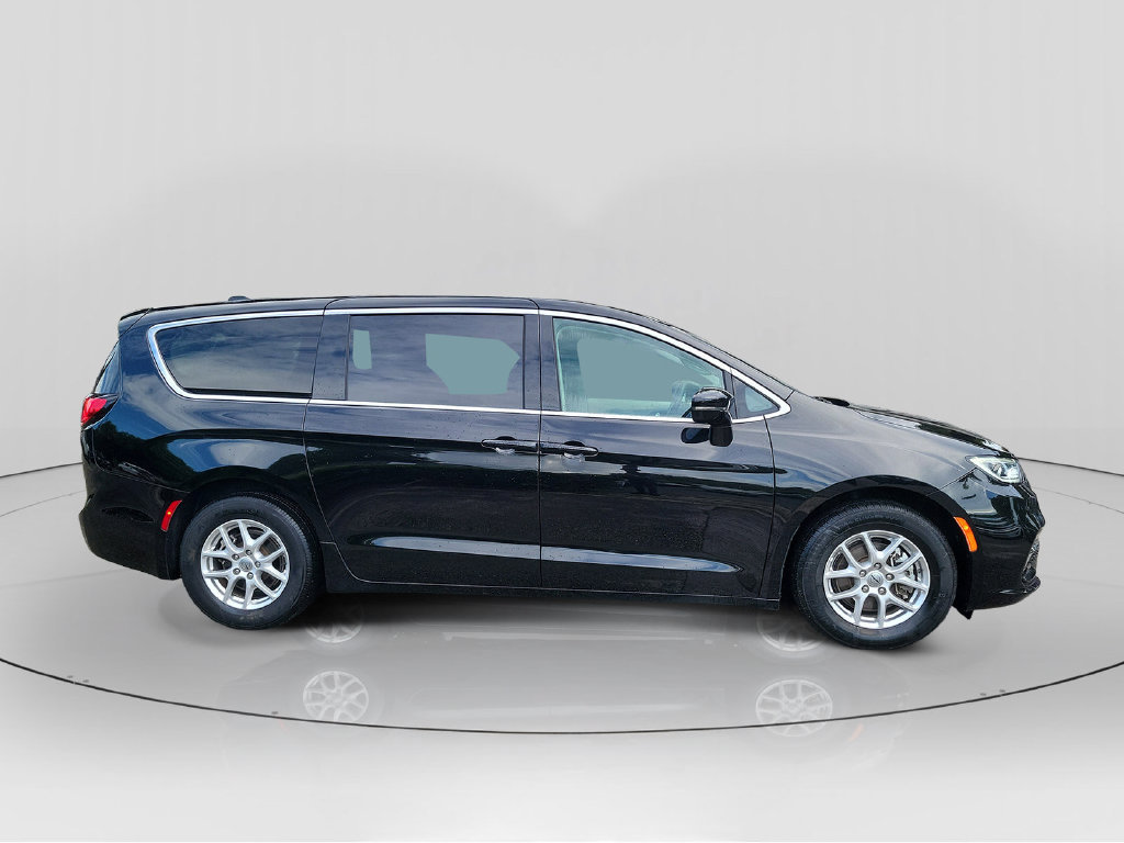 Used 2024 Chrysler Pacifica Touring-L FWD image 8
