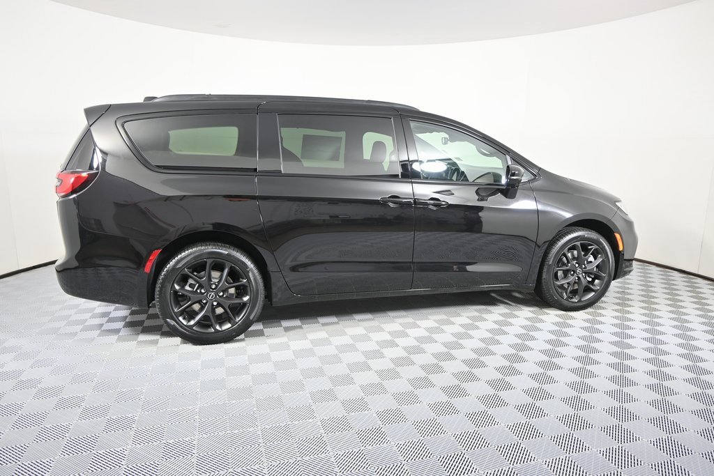 New 2026 Chrysler Pacifica Limited image 7