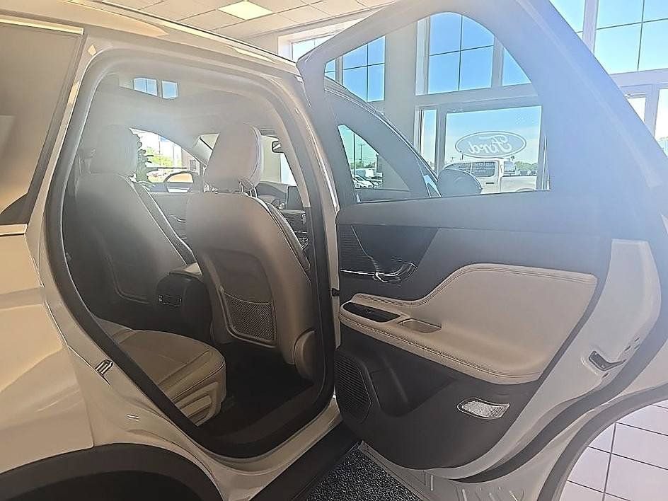 Used 2022 Lincoln Corsair AWD w/ Premium Package image 38