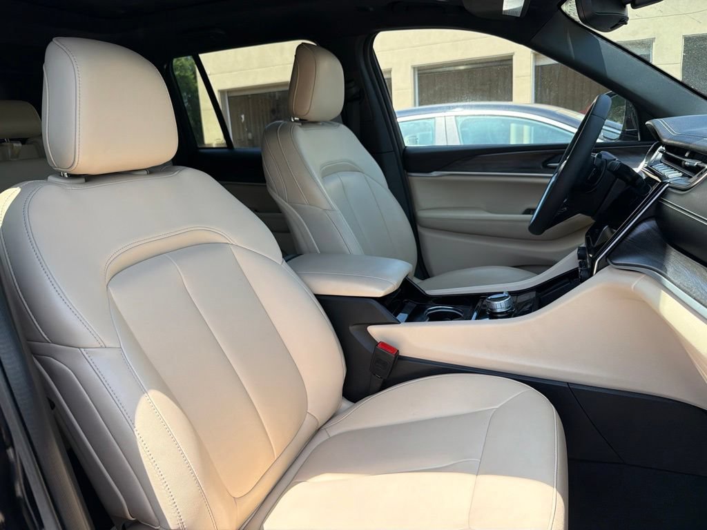 Used 2023 Jeep Grand Cherokee Limited AWD/4WD image 29