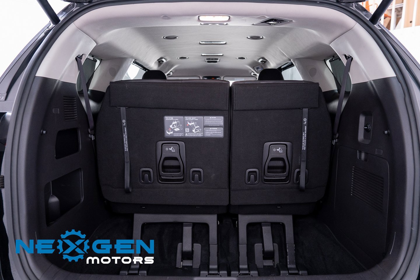 Used 2024 Kia Carnival EX image 40