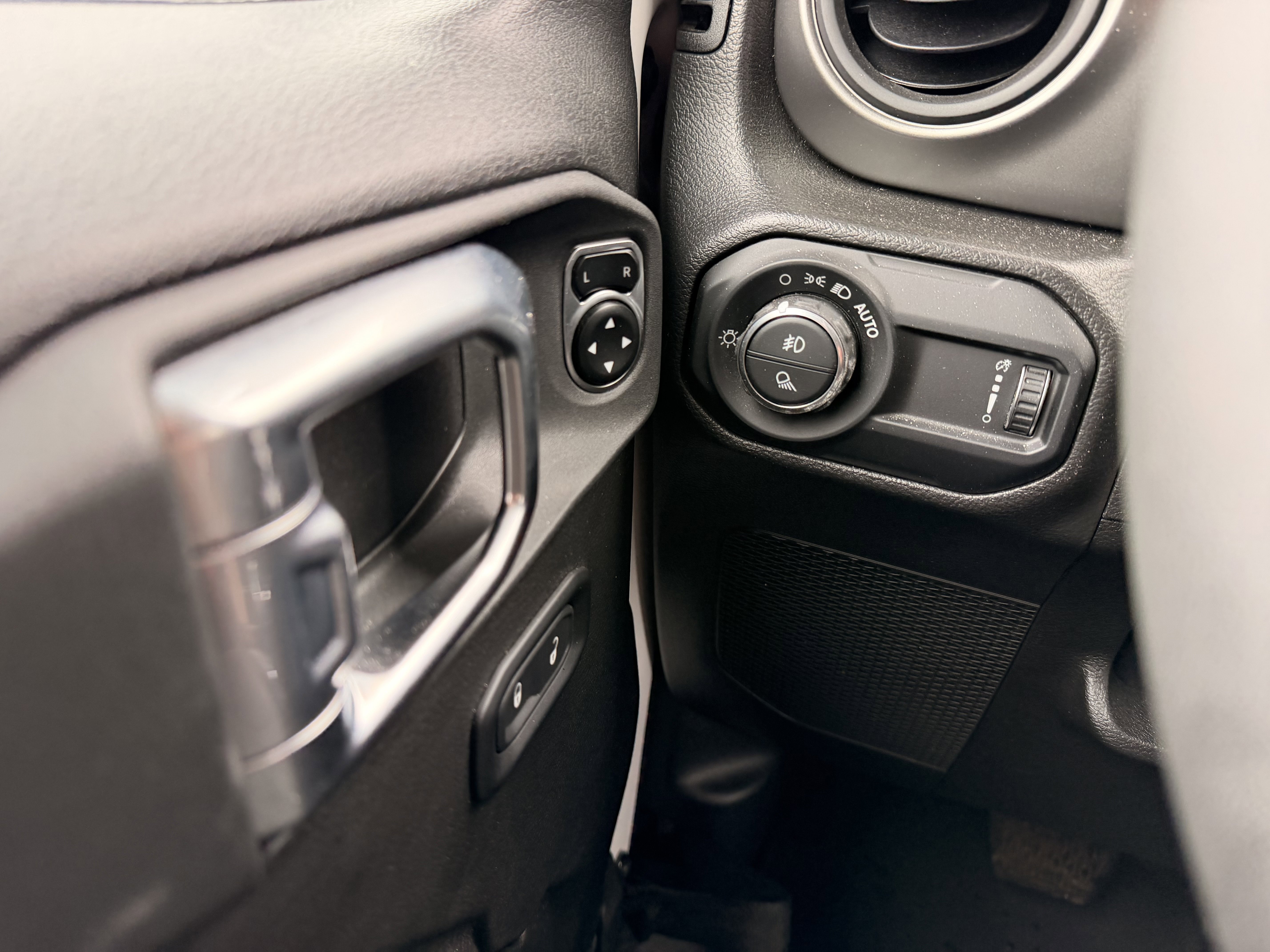 Used 2023 Jeep Gladiator Sport image 21