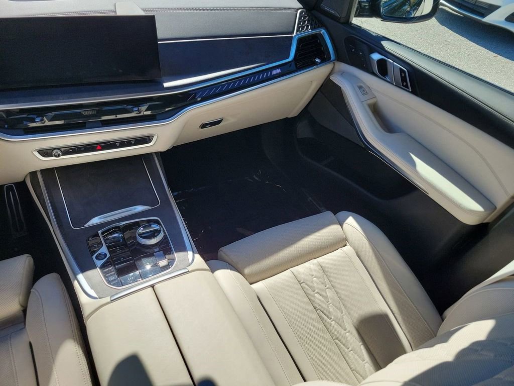 Used 2025 BMW X7 M60i image 23