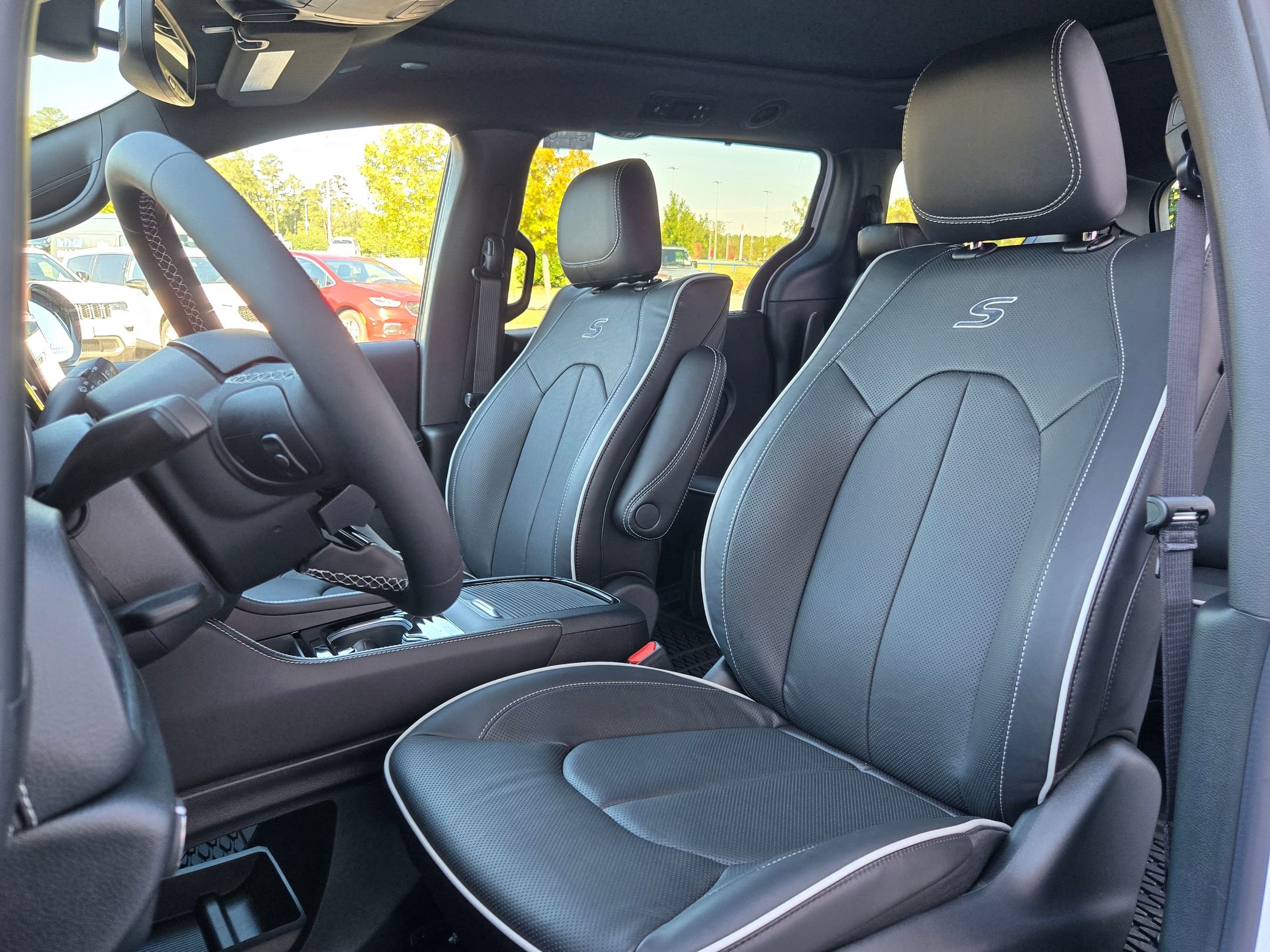 New 2026 Chrysler Pacifica Limited w/ Uconnect Theater Family Group image 20