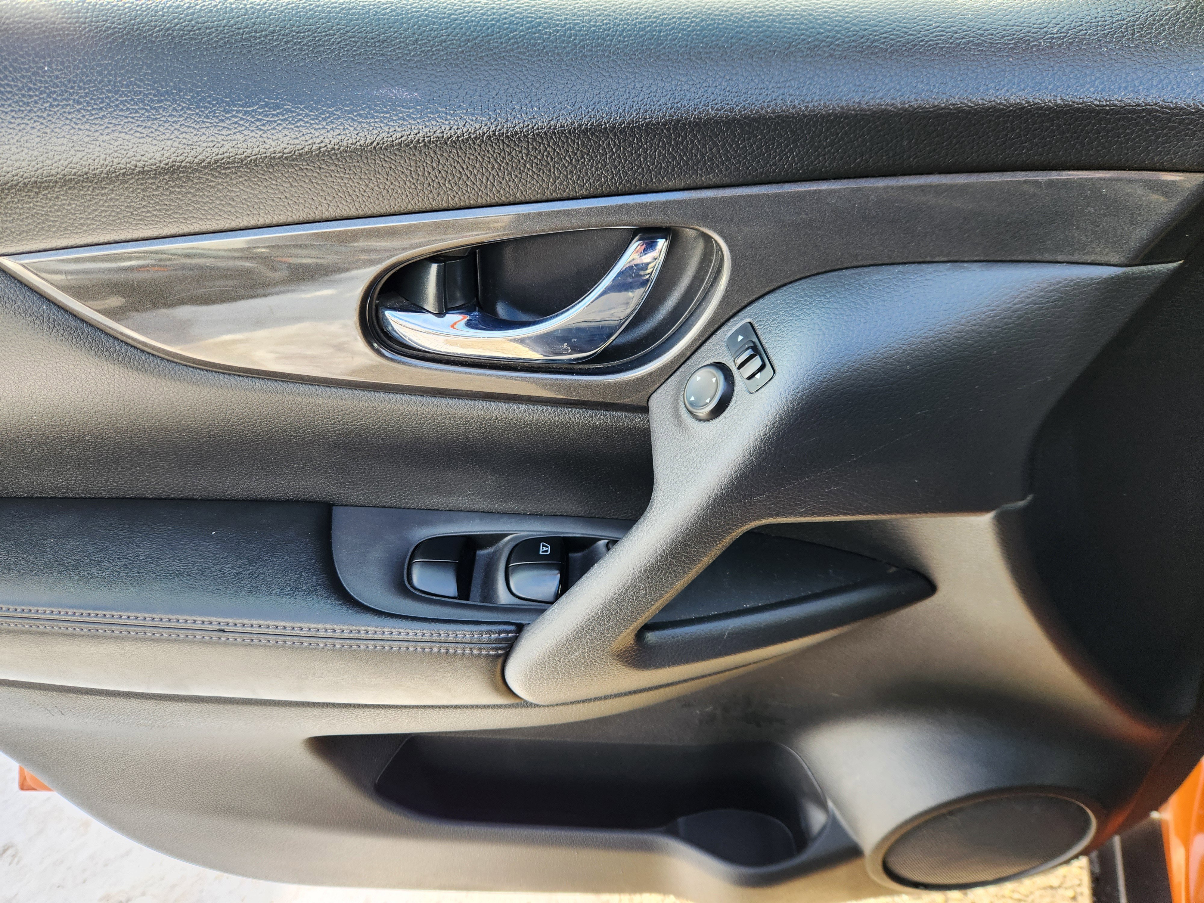 Used 2017 Nissan Rogue SV w/ SV Premium Package image 17