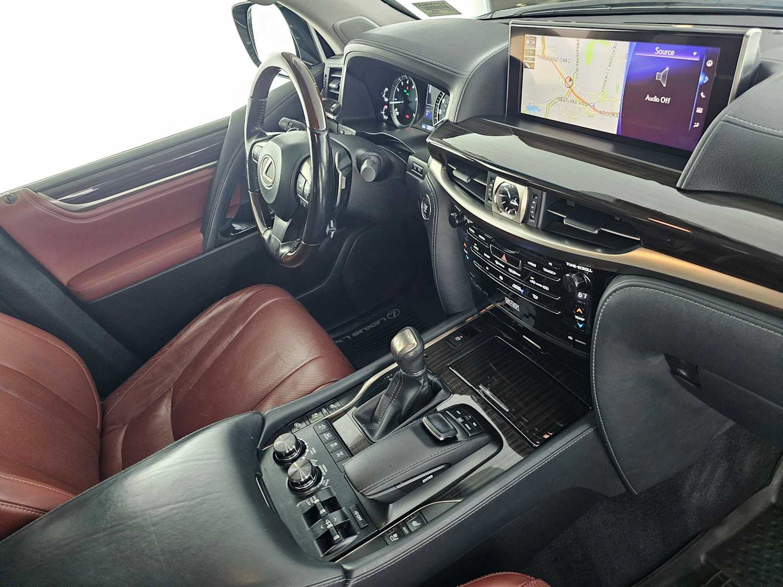 Used 2018 Lexus LX 570 4WD w/ Luxury Package image 11