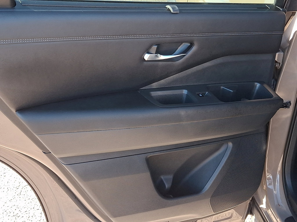 Used 2023 Nissan Pathfinder Platinum image 17