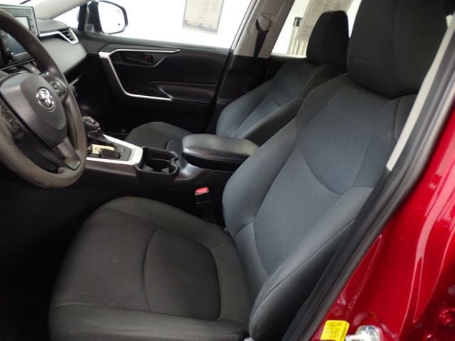 Used 2019 Toyota RAV4 LE FWD image 2