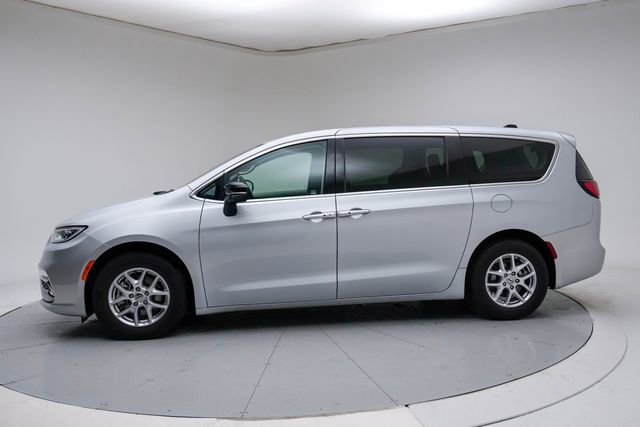 Used 2024 Chrysler Pacifica Touring-L image 2