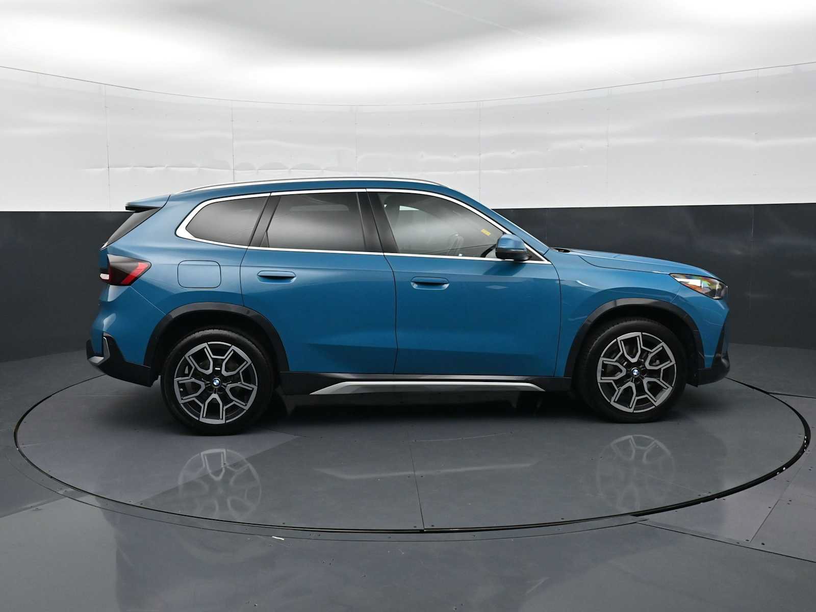 Used 2025 BMW X1 xDrive28i w/ Technology Package AWD/4WD image 4