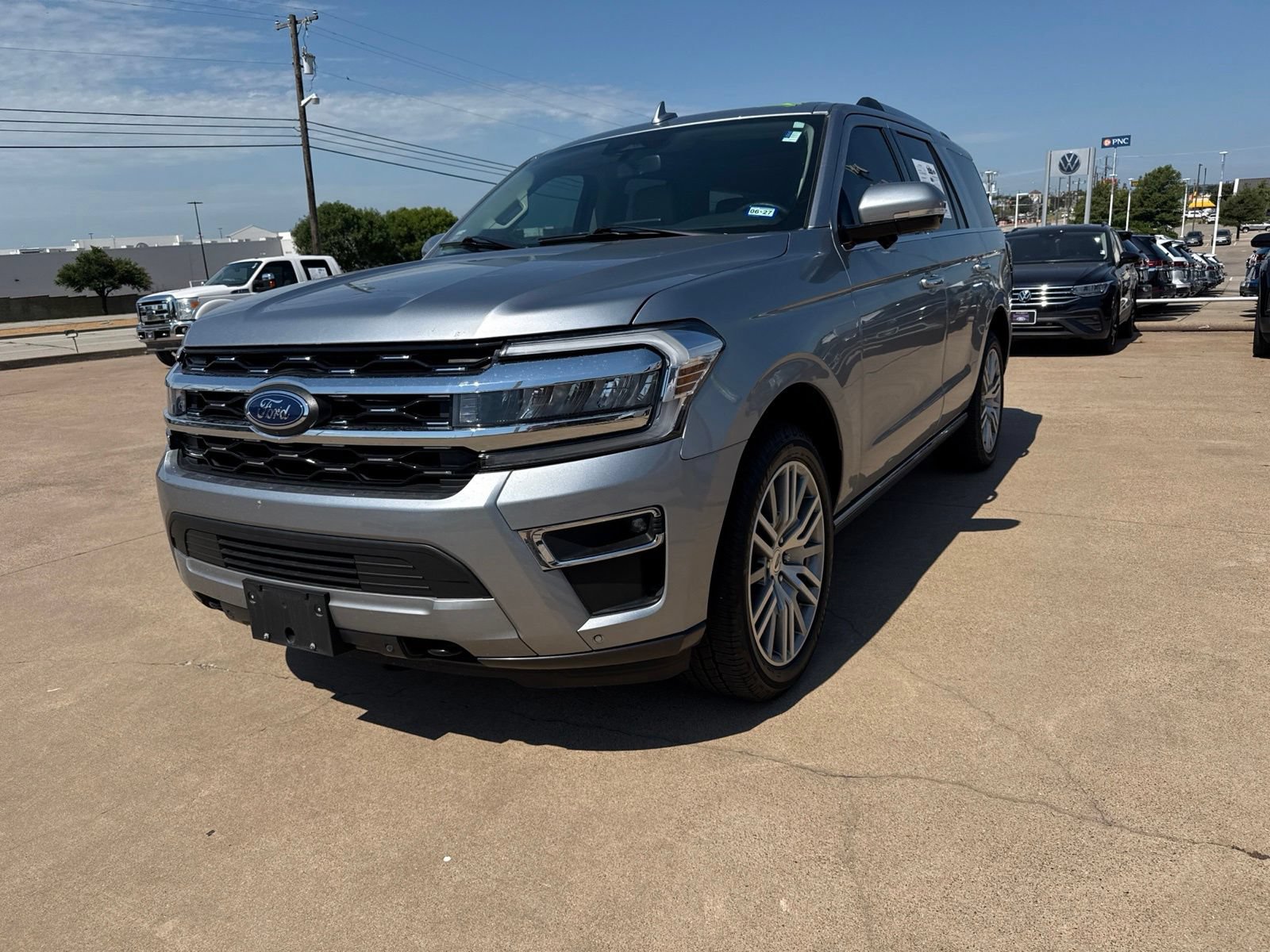 Used 2023 Ford Expedition Limited AWD/4WD image 3