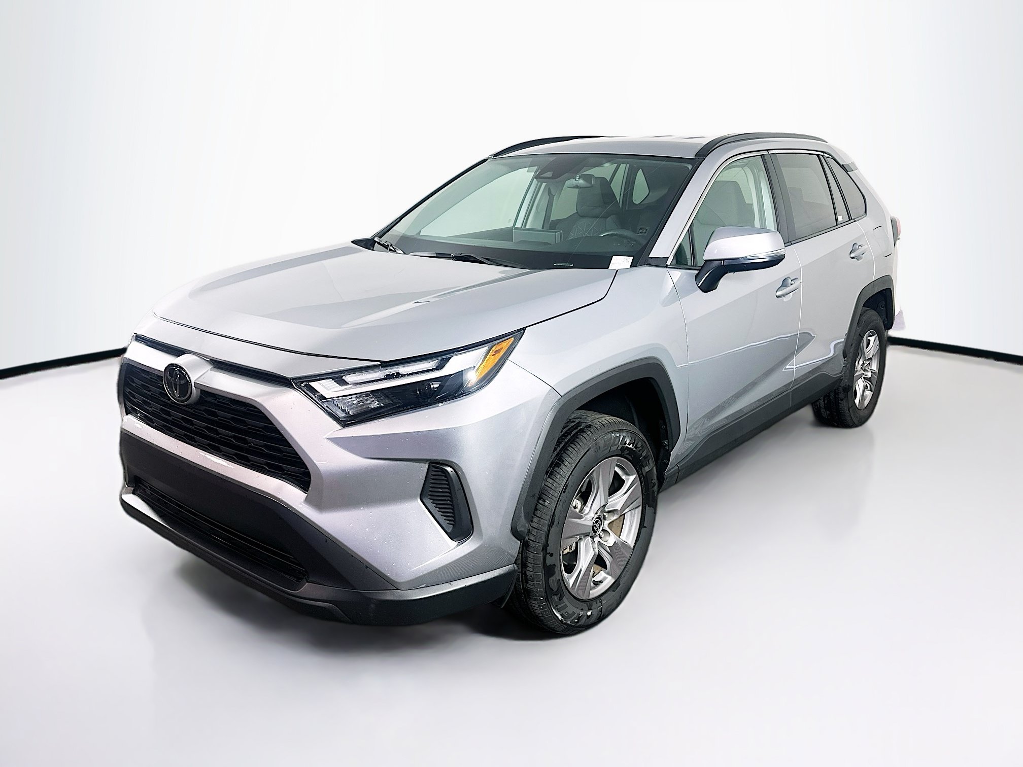 Used 2025 Toyota RAV4 XLE FWD image 3