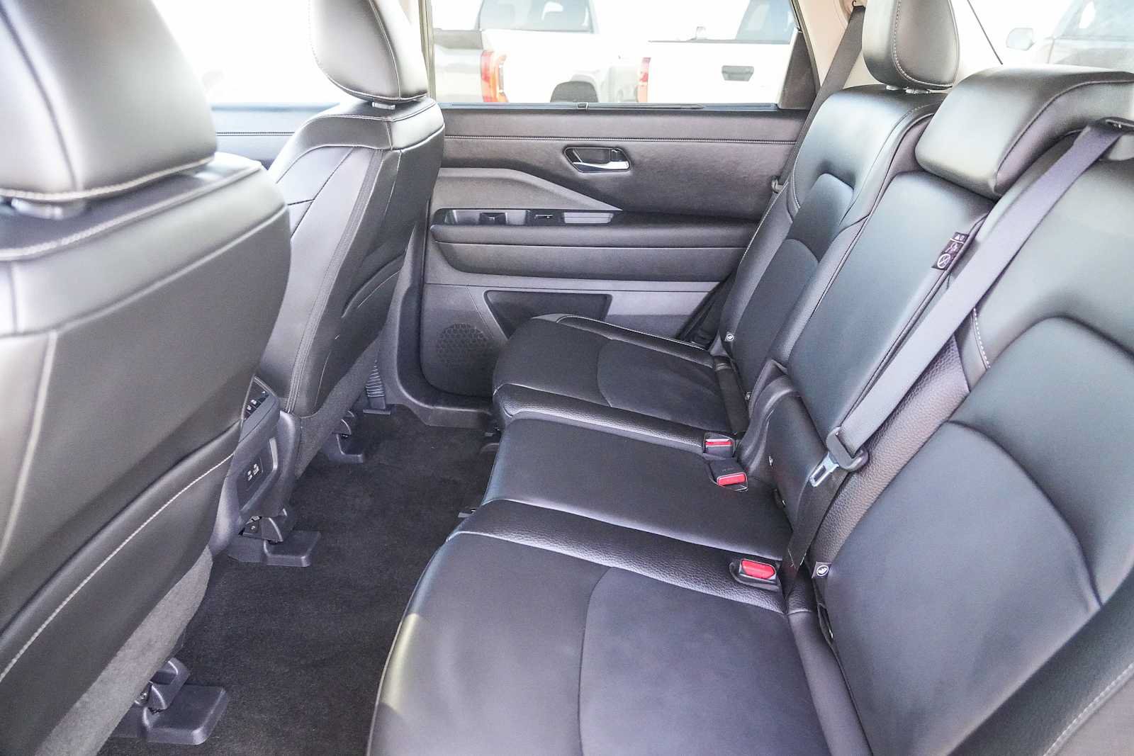 Used 2025 Nissan Pathfinder SL w/ Black Appearance Package FWD image 18
