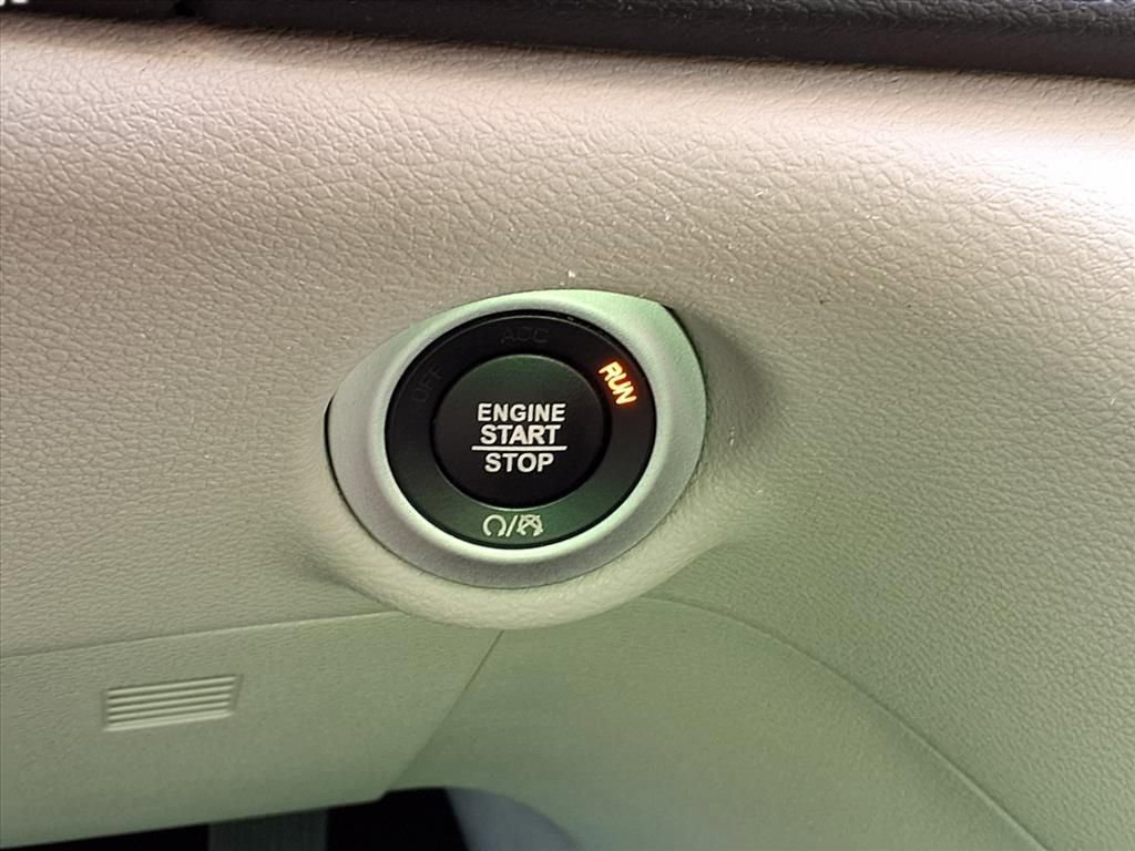 Used 2020 Chrysler Voyager Lxi image 12