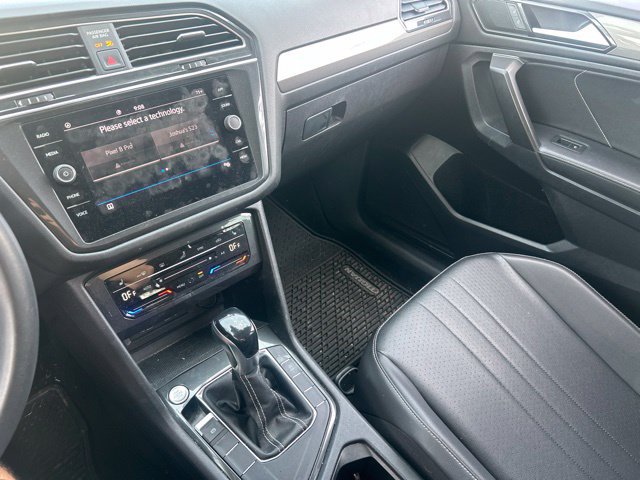 Used 2022 Volkswagen Tiguan SE w/ Panoramic Sunroof Package FWD image 12