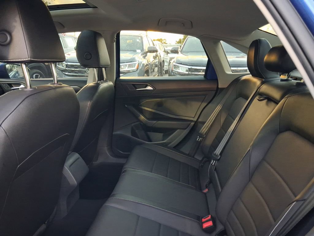 Used 2023 Volkswagen Jetta SE w/ Panoramic Sunroof Package image 8