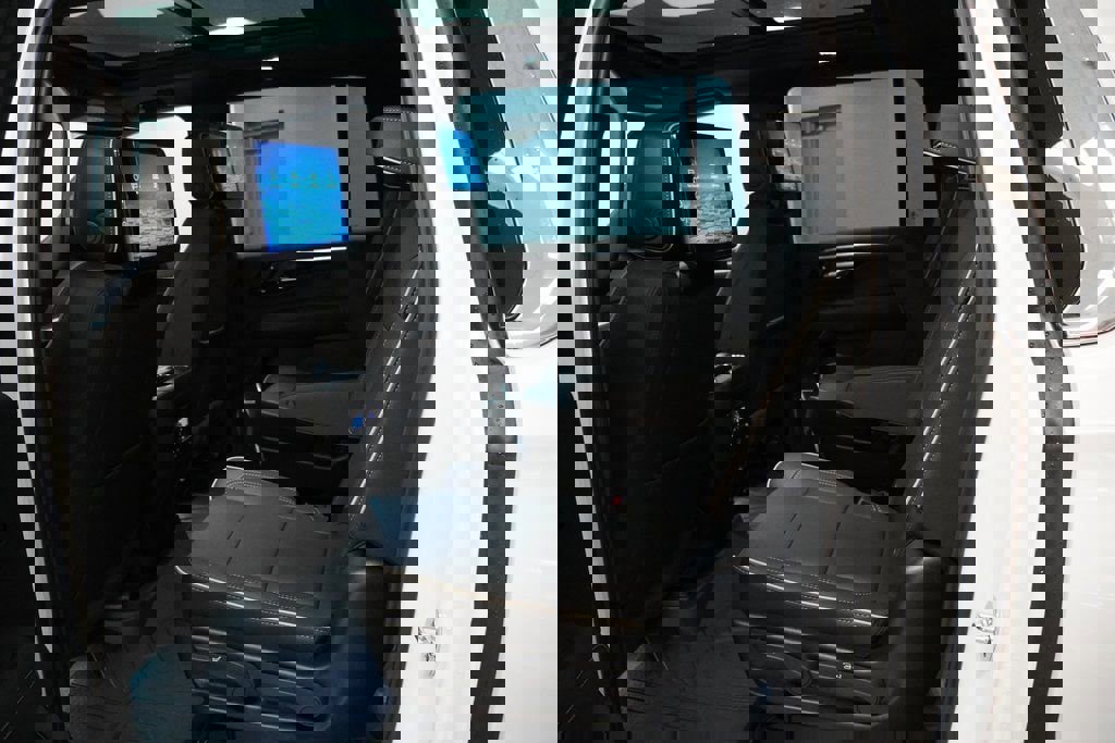 New 2025 Chevrolet Suburban Premier image 42