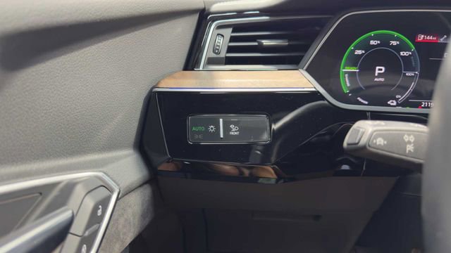 Used 2019 Audi e-tron Prestige w/ Prestige Package AWD/4WD image 31