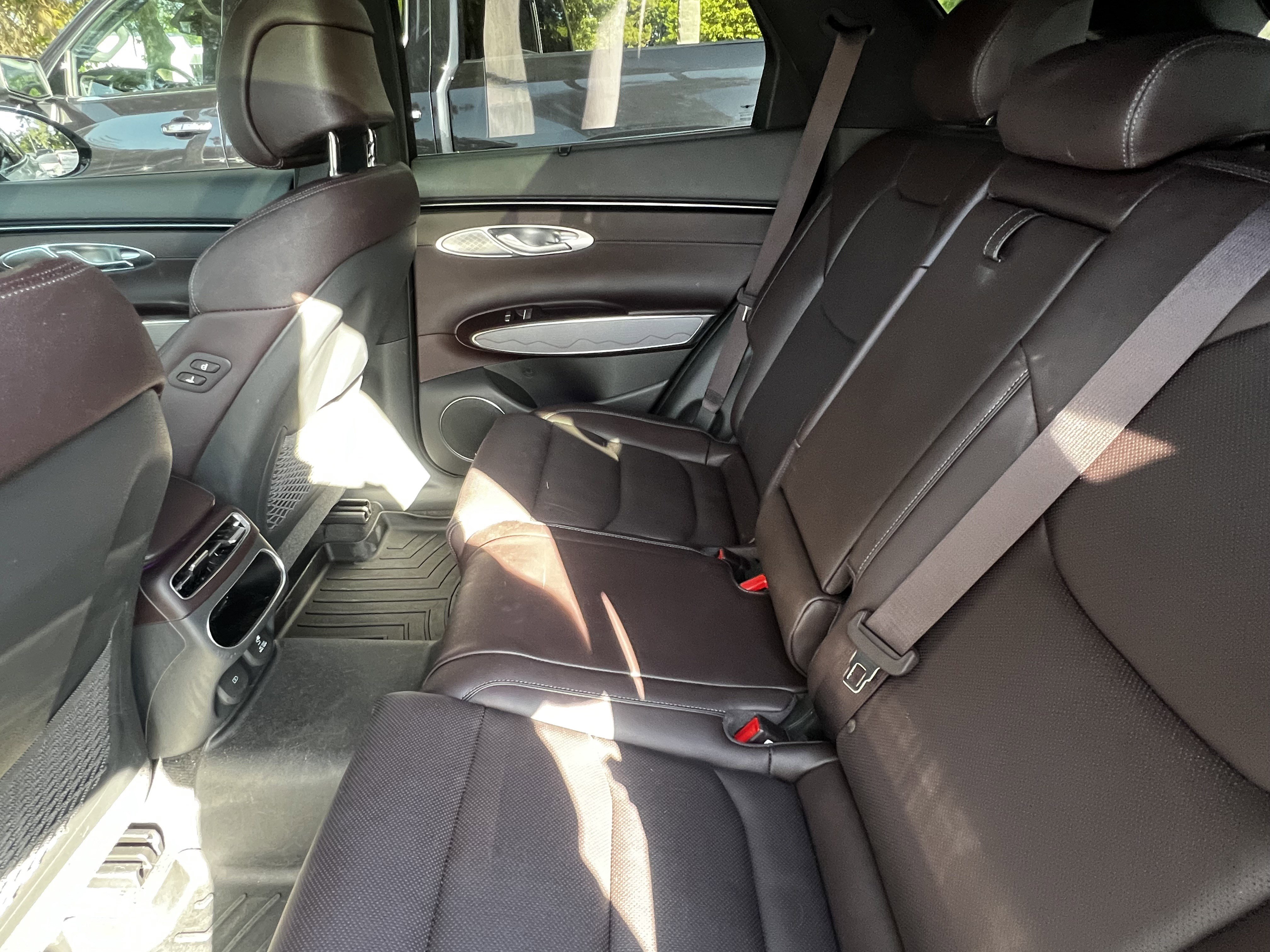 Used 2022 Genesis GV70 2.5T w/ Advanced Package image 33