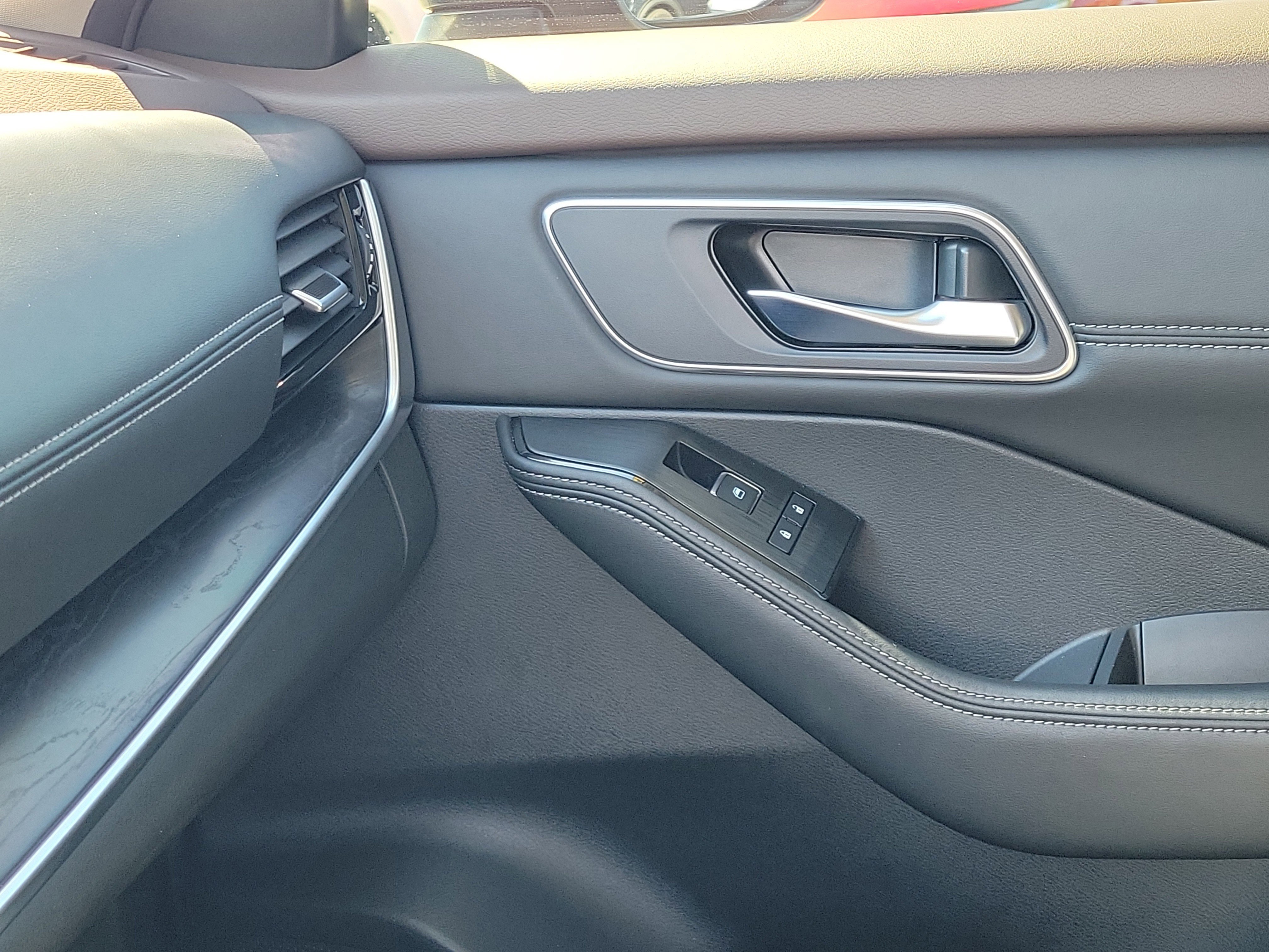 Used 2022 Nissan Rogue Platinum w/ Head-Up Display Package image 31