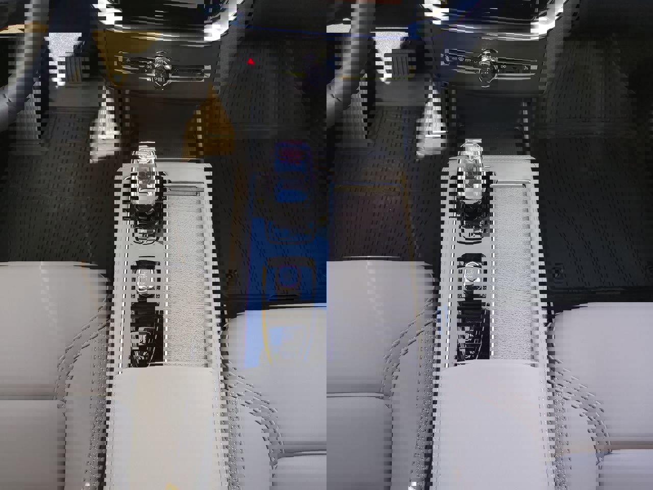 New 2026 Volvo XC90 B6 Plus w/ Protection Package Premier image 17