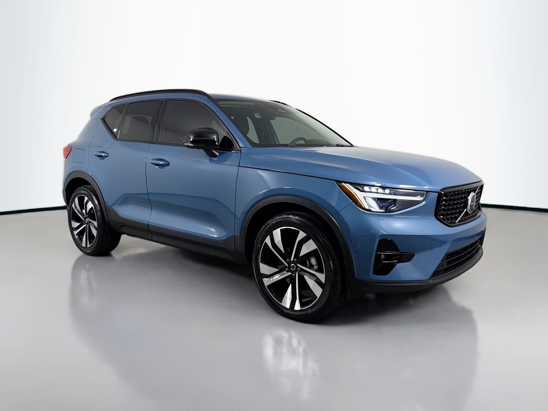 Certified 2023 Volvo XC40 B4 Plus w/ Protection Package Premier image 3