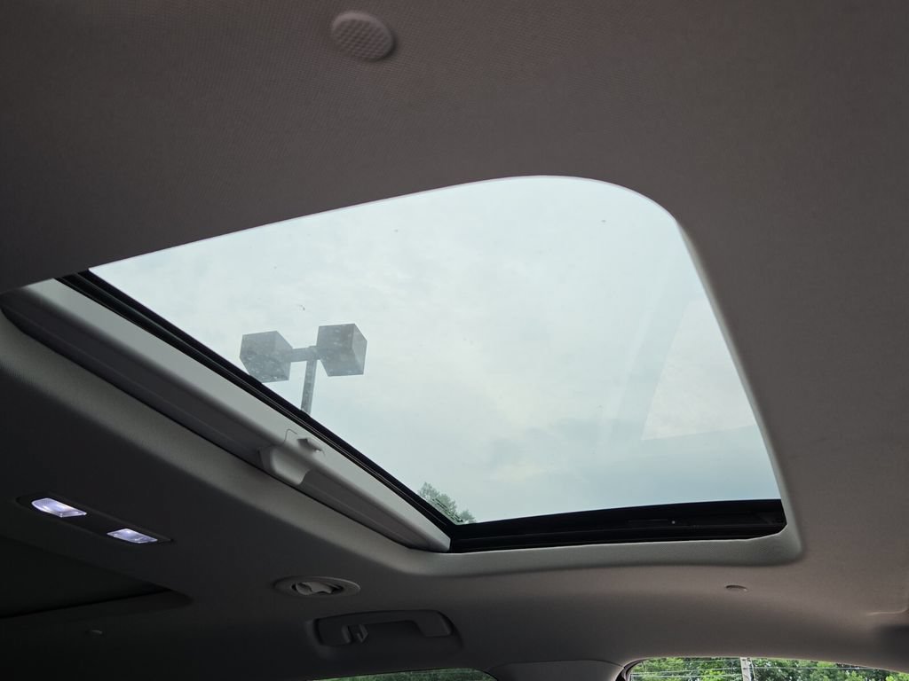 Used 2019 Chevrolet Traverse Premier w/ Driver Confidence II Package FWD image 21