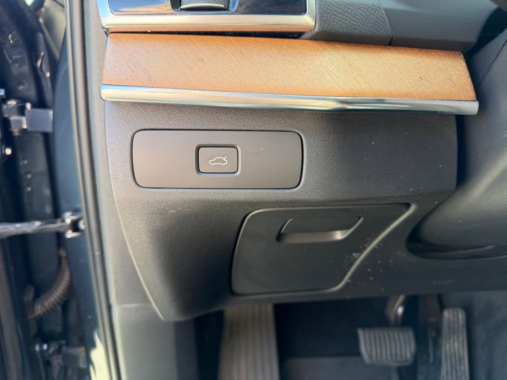 Used 2023 Volvo XC90 B6 Plus w/ Protection Package Premier image 17