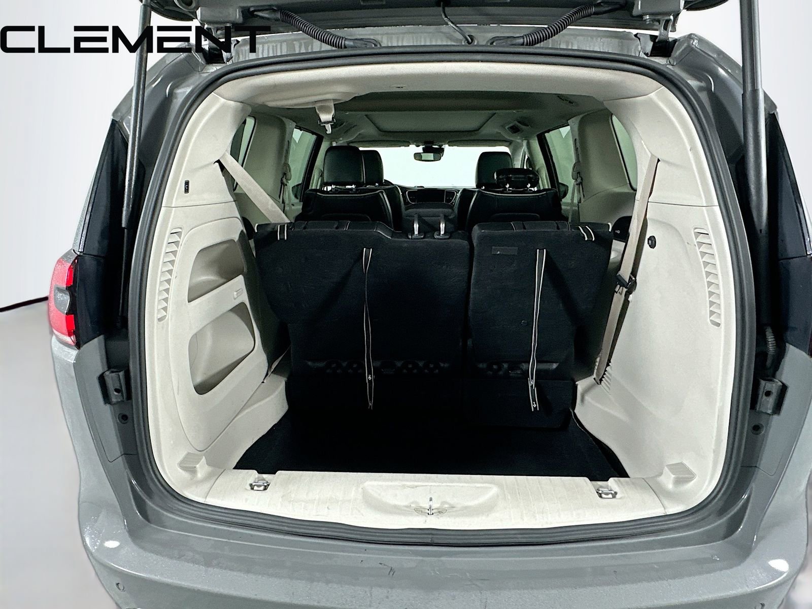 Used 2023 Chrysler Pacifica Limited image 11