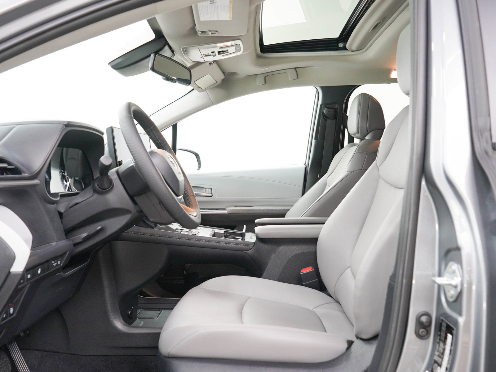 Used 2026 Toyota Sienna XLE FWD image 23