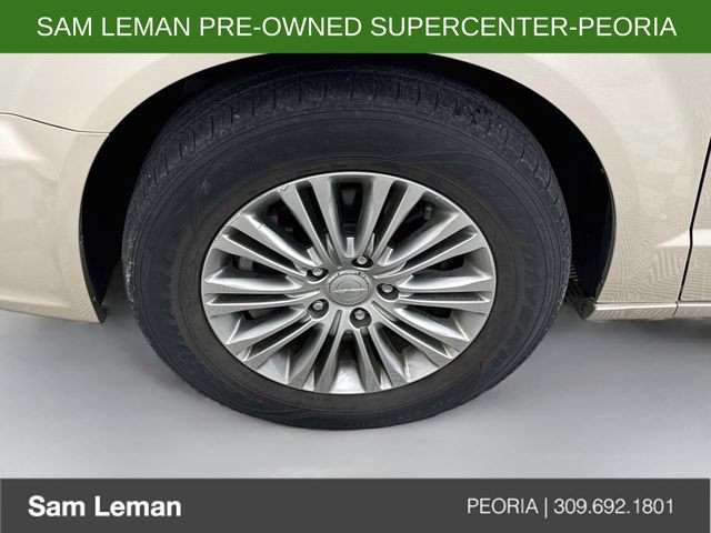 Used 2014 Chrysler Town & Country Touring-L w/ Driver Convenience Group FWD image 30