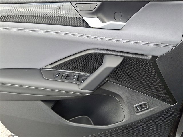 New 2025 Volkswagen Tiguan SE image 14