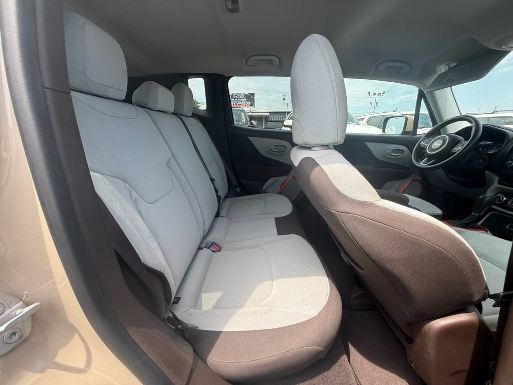 Used 2015 Jeep Renegade Latitude w/ Cold Weather Group FWD image 21