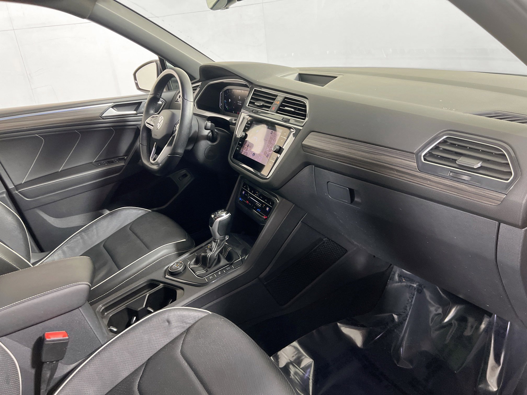 Used 2022 Volkswagen Tiguan SEL R-Line AWD/4WD image 30