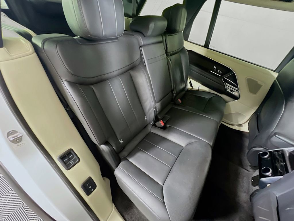 Used 2022 Land Rover Range Rover Long Wheelbase SE image 30