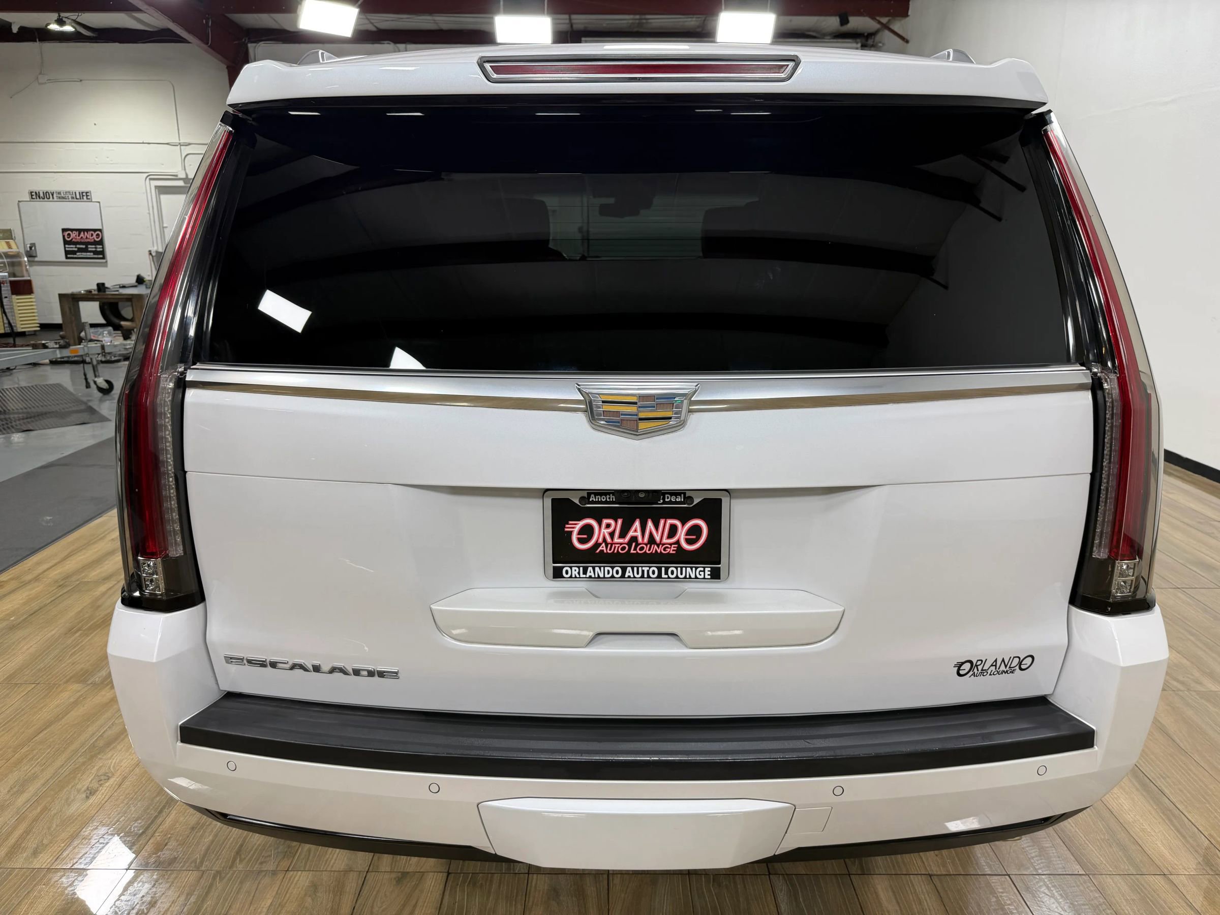 Used 2017 Cadillac Escalade Luxury Sport Utility 4D RWD image 6