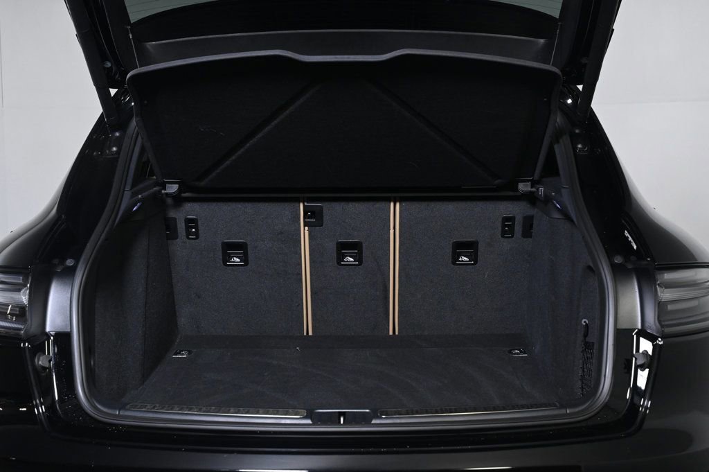 Certified 2024 Porsche Macan image 25