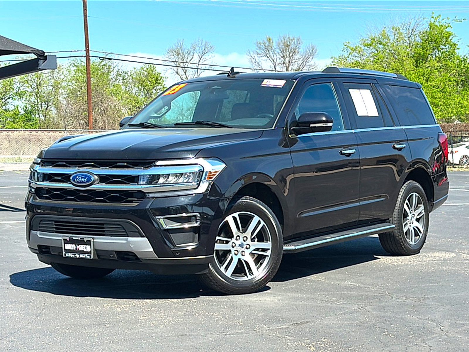 Used 2023 Ford Expedition Limited image 2