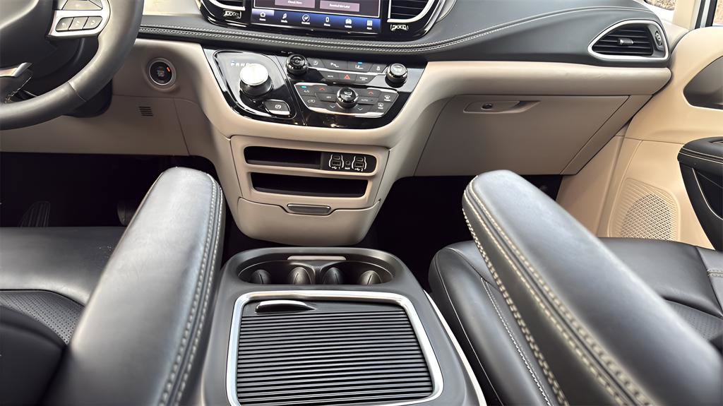 Used 2023 Chrysler Pacifica Touring-L image 23