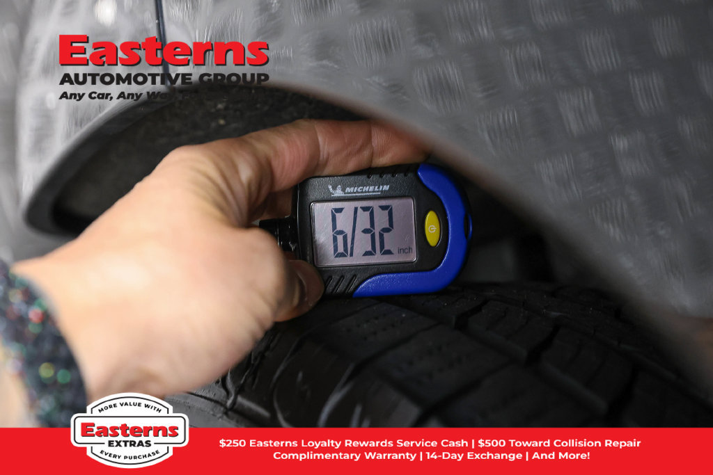 Used 2023 Chrysler Pacifica Touring-L FWD image 28