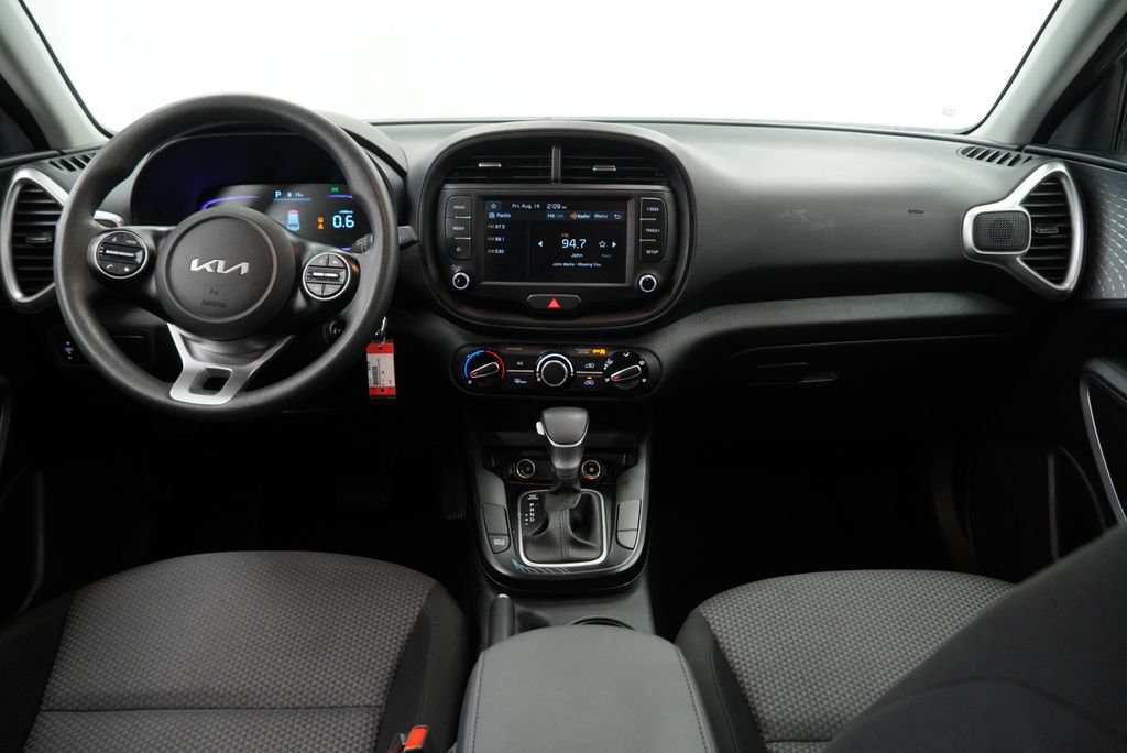 Used 2025 Kia Soul LX w/ LX Technology Package FWD image 8