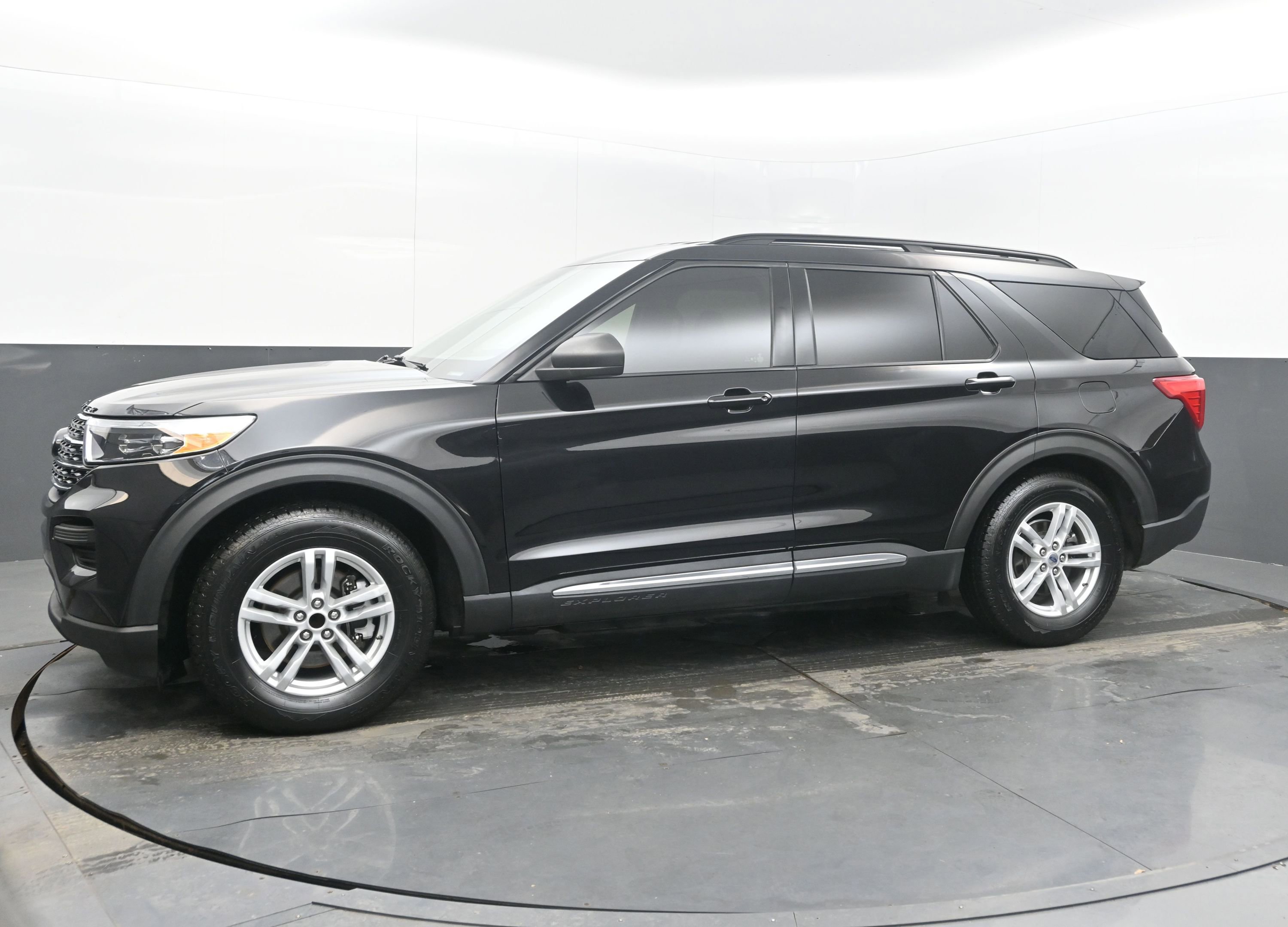 Used 2020 Ford Explorer XLT w/ Class III Trailer Tow Package image 5