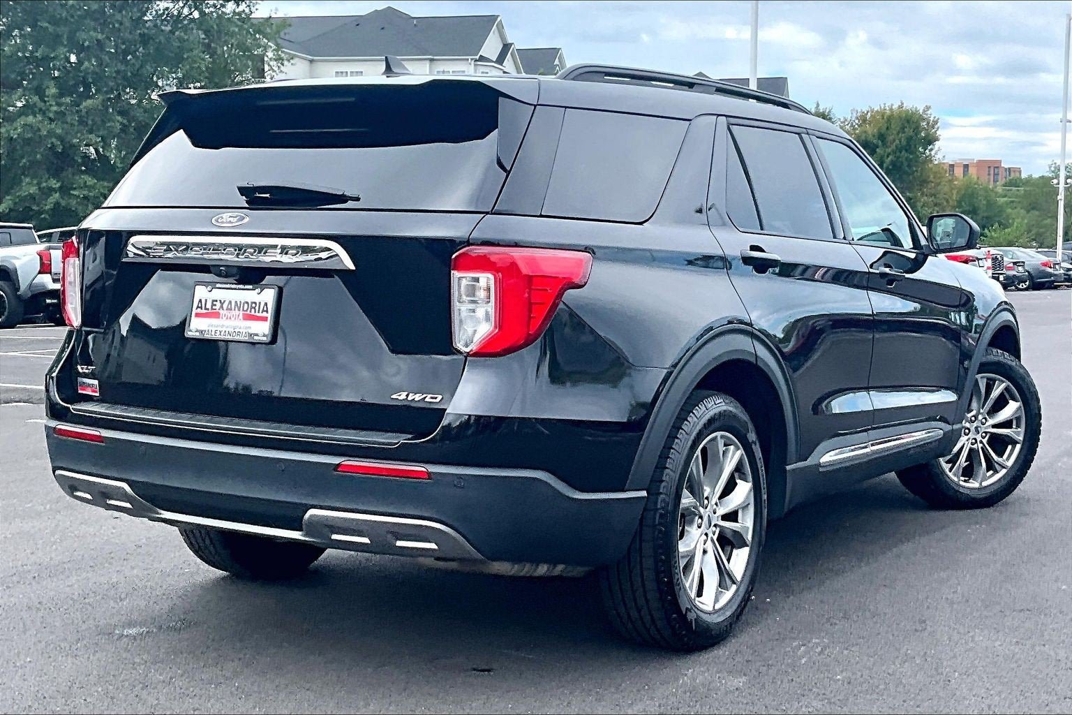 Used 2022 Ford Explorer XLT w/ Equipment Group 202A AWD/4WD image 11