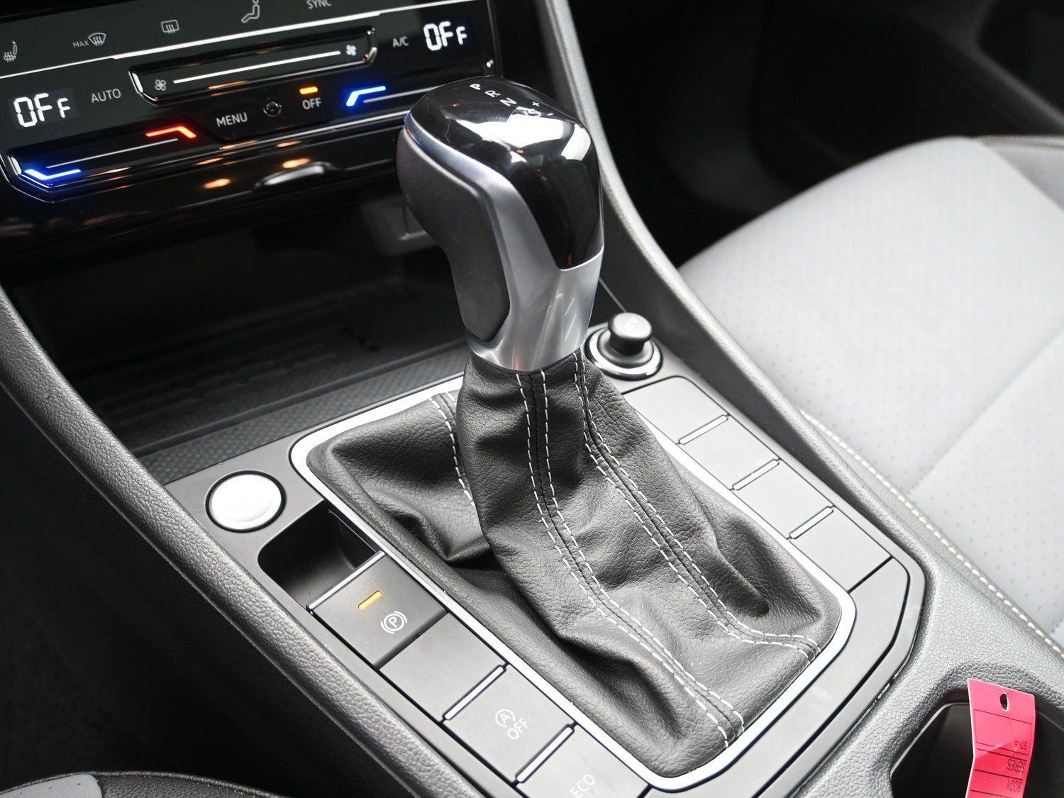 Certified 2025 Volkswagen Jetta SE w/ Sunroof Package image 4