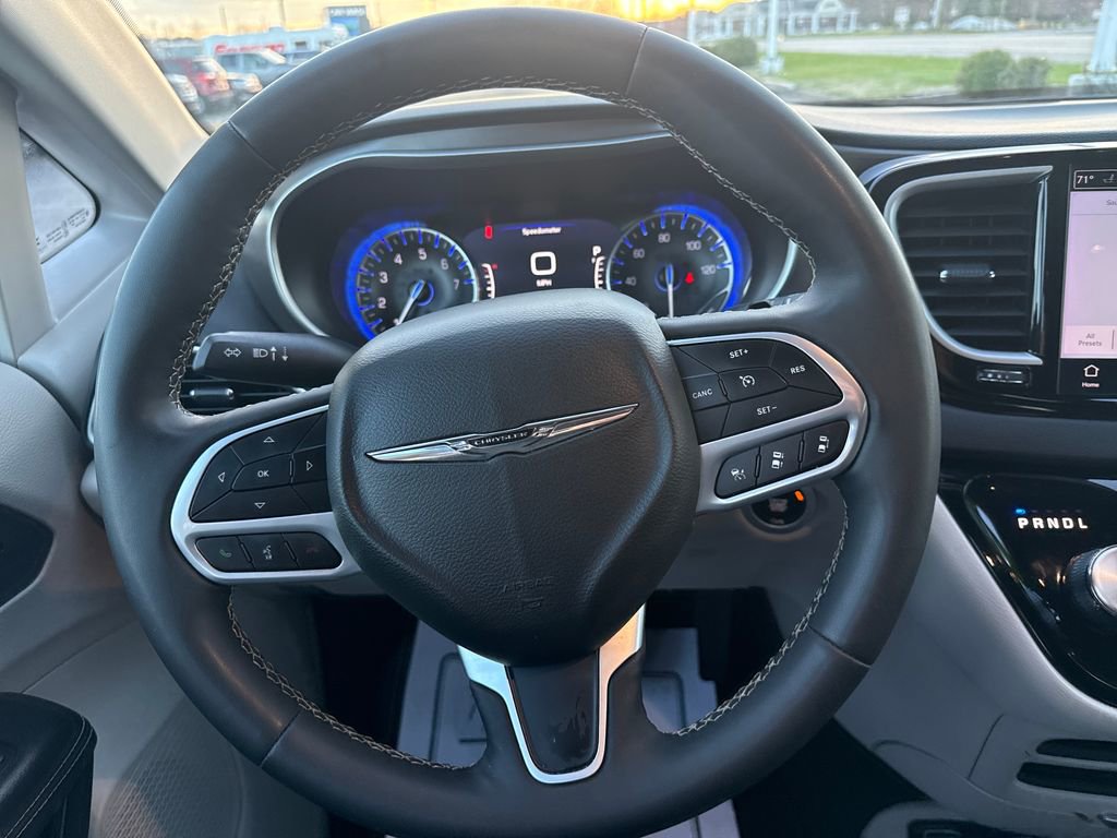 Used 2024 Chrysler Pacifica Touring-L FWD image 16