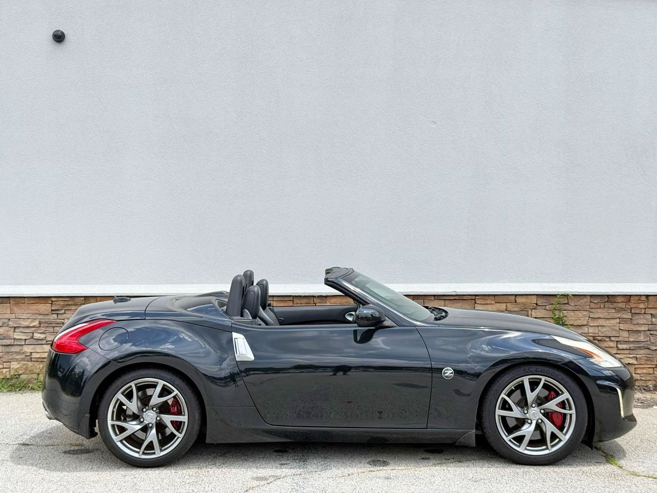 Used 2014 Nissan 370Z Touring w/ Sport Package RWD image 2