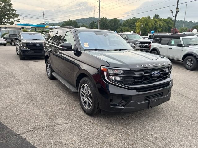 Used 2025 Ford Expedition Active AWD/4WD image 2