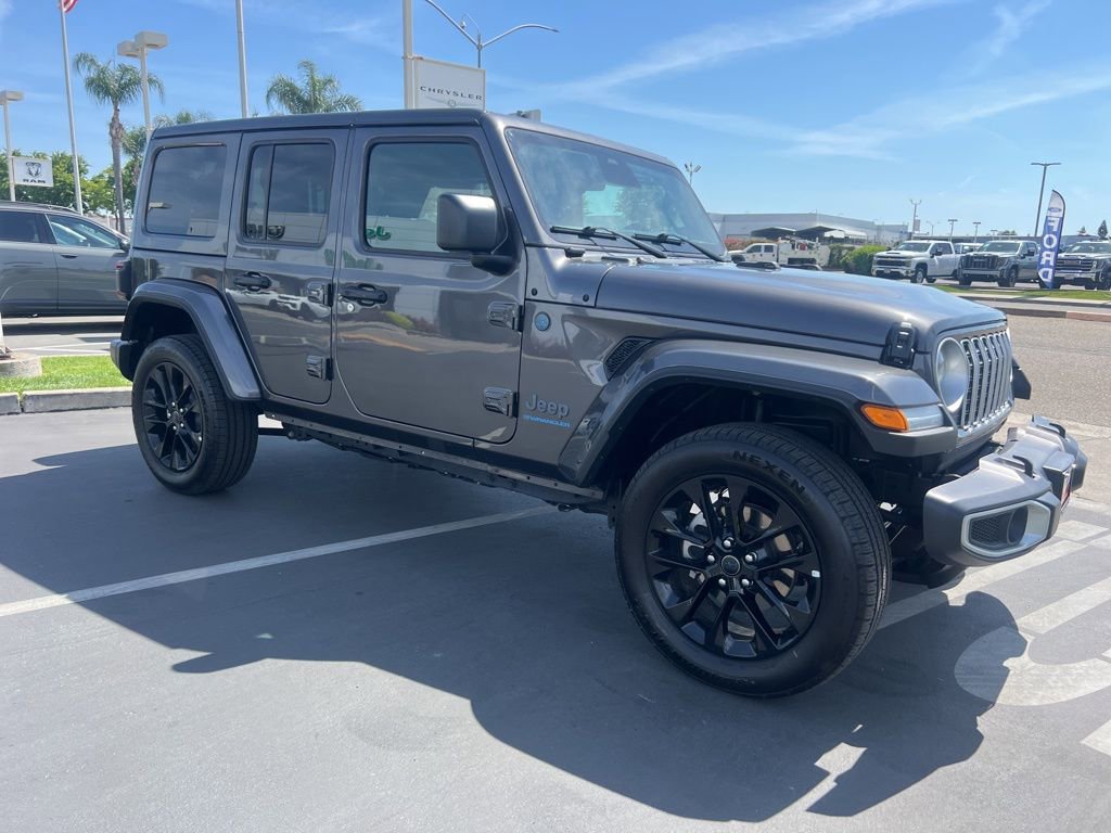 Used 2025 Jeep Wrangler Unlimited Sahara w/ Safety Group AWD/4WD image 4